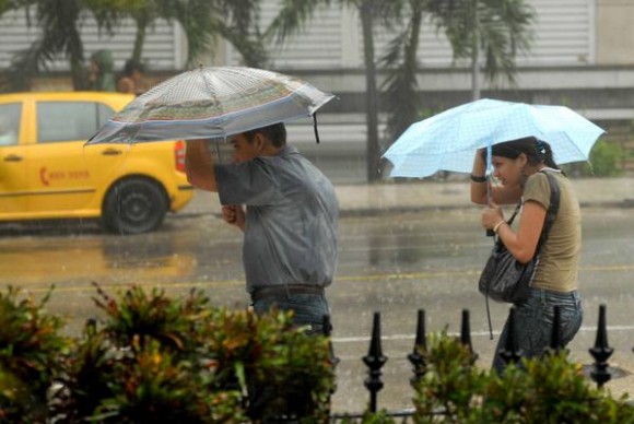 Imagen de fuertes lluvias en calle habanera
