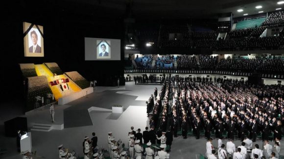 Los asistentes escuchan el himno nacional japonés durante el funeral de estado del ex primer ministro japonés Shinzo Abe en el Nippon Budokan en Tokio, Japón, el 27 de septiembre de 2022. Foto: EFE/EPA/Eugene Hoshiko