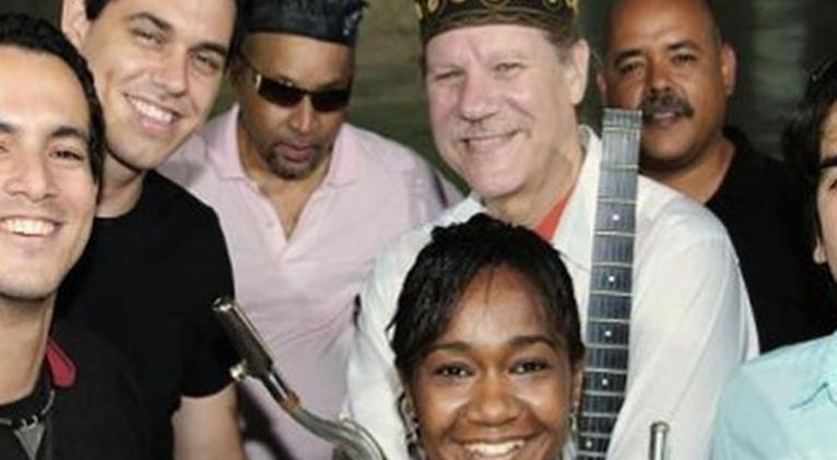 Grupo Mezcla junto a otros músicos