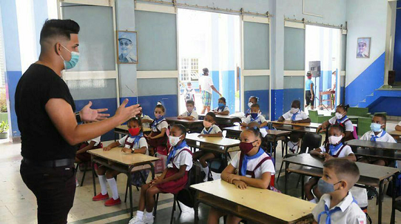 En los 34 municipios del país que están en la fase de transmisión autóctona se detienen las actividades docentes en las instituciones educacionales. Foto: ACN.