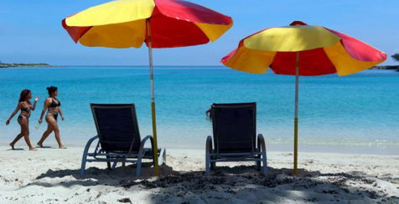 Vuelve el disfrute de la playa en Cuba, por ahora para los lugareños. Hay alivio (foto: ANSA)