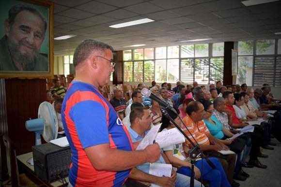 Directivos del sector azucarero de la provincia de Holguín, durante el encuentro con José Ramón Machado Ventura