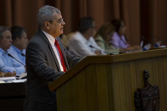 Homero Acosta Álvarez, secretario del Consejo de Estado, durante la sesión plenaria de la Asamblea Nacional del Poder Popular. Foto: Irene Pérez/ Cubadebate.
