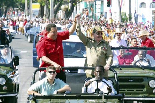 Raúl y Chávez en recorrido por Santiago