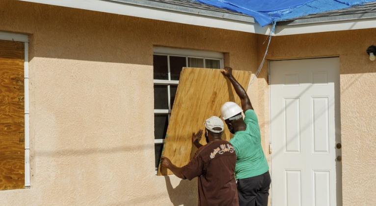 Bahameses preparándose para el huracán