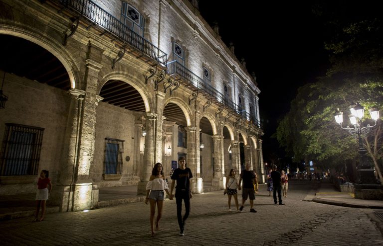 Andar de noche la Plaza de Armas.