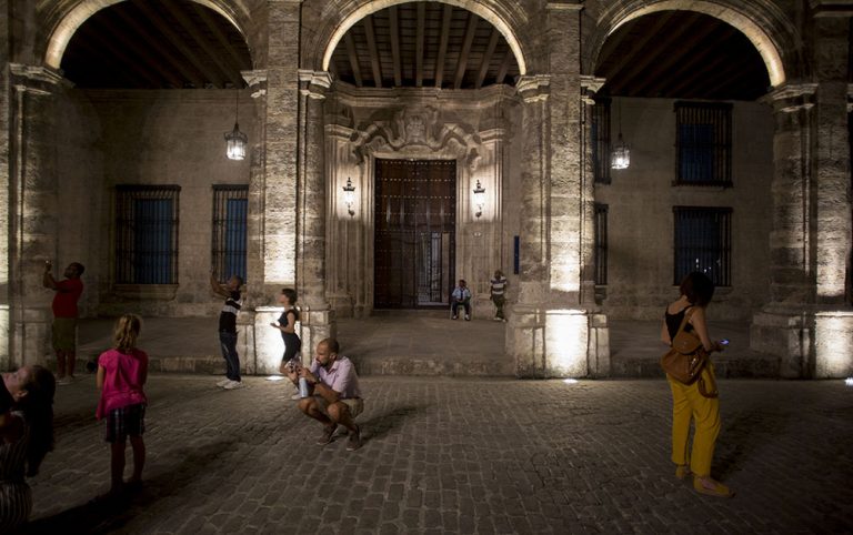 Andar de noche la Plaza de Armas