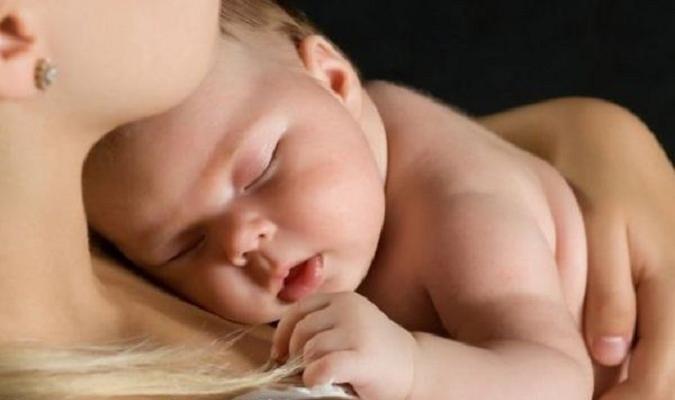 Imagen de bebé dormido con su mamá