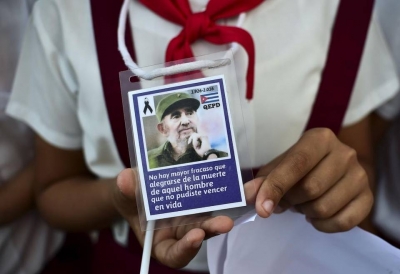 Niña mostrando imagen de Fidel. Niña mostrando imagen de Fidel.