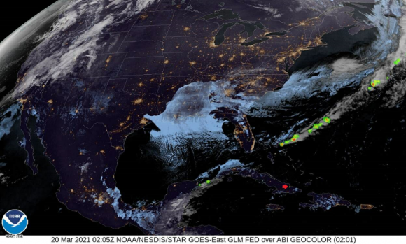 Imagen similar a la anterior, a las 22:05 horas, en la que se muestra a la derecha de la pequeña saeta de color rojo, el flashazo de la explosión, captada por el GLM del satélite GOES – 16 de la NOAA, USA.