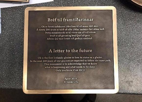 Placa conmemorativa por la desaparición del glaciar Ok en Islandia a causa de la crisis climática. Foto: La vanguardia. Placa conmemorativa por la desaparición del glaciar Ok en Islandia a causa de la crisis climática. Foto: La vanguardia.