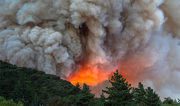 Uno de los fuegos en California, agosto de 2020. Entre enero y octubre de 2020, las emisiones de CO2 de los incendios forestales en todo EE.UU. llegaron a 200 millones de toneladas métricas, 28% más que en todo 2019. Foto: Getty.