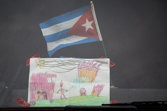 Dibujo que una niña de cinco años le hizo a los bomberos. El padre lo llevó hasta el carro del comando 4 de Varadero. Foto: Irene Pérez/ Cubadebate.