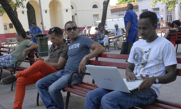 Servicio de Wifi en parque cubano