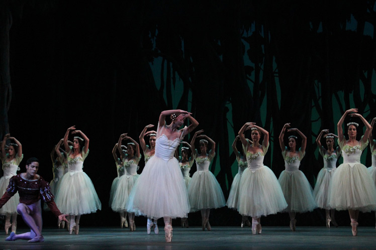 Bailarines del Ballet Nacional de Cuba