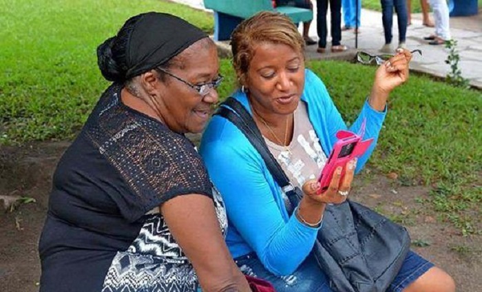 Cubanos en los parques wifi