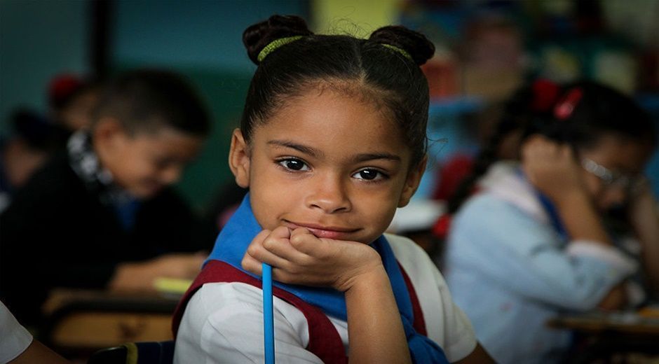 Niña cubana vestida de uniforme escolar