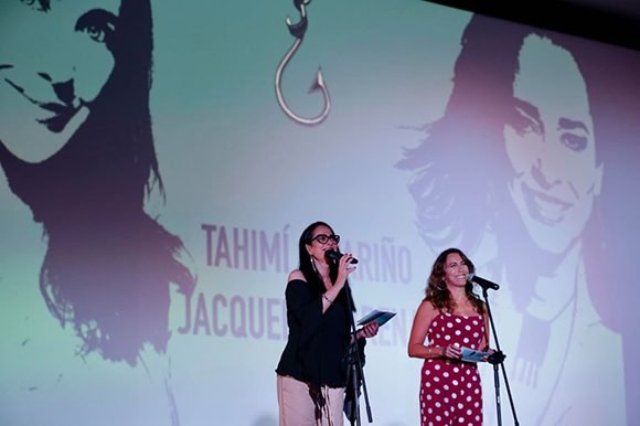 Jacqueline Arenal condujo junto a Tahimí Alvariño Veloz la gala inaugural del Festival Internacional de Cine de Gibara. Foto: Gabriel Guerra Bianchini/Facebook.