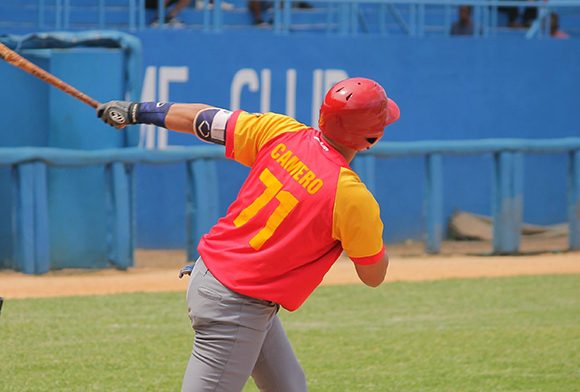 Javier Camero disparó un bambinazo para dejar al campo a los Industriales. Foto: Boris Luis Cabrera/Cubadebate.