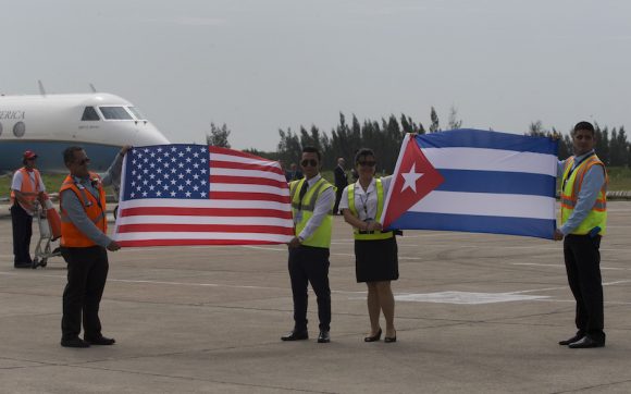 Banderas de Cuba y EEUU que descendieron del avión de JetBlue que inaugura la ruta entre los dos países, después de más de medio siglo. Foto: Ismael Francisco/ Cubadebate