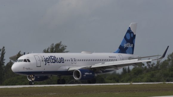 Llegada a Santa Clara del avión de JetBlue que inaugura la ruta Cuba-EEUU, después de más de medio siglo. Foto: Ismael Francisco/ Cubadebate