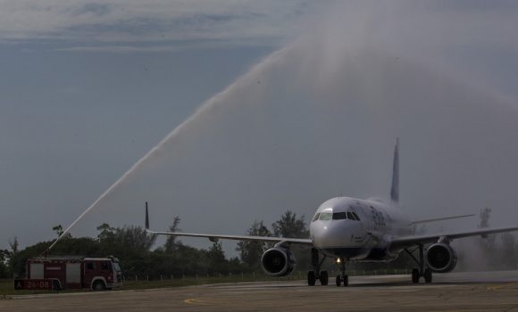 Llegada a Santa Clara del avión de JetBlue que inaugura la ruta Cuba-EEUU, después de más de medio siglo. Foto: Ismael Francisco/ Cubadebate