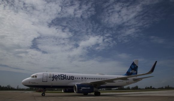 Llegada a Santa Clara del avión de JetBlue que inaugura la ruta Cuba-EEUU, después de más de medio siglo. Foto: Ismael Francisco/ Cubadebate