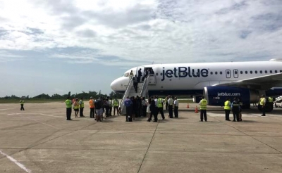 Llegada del avión de jetBlue a Santa Clara