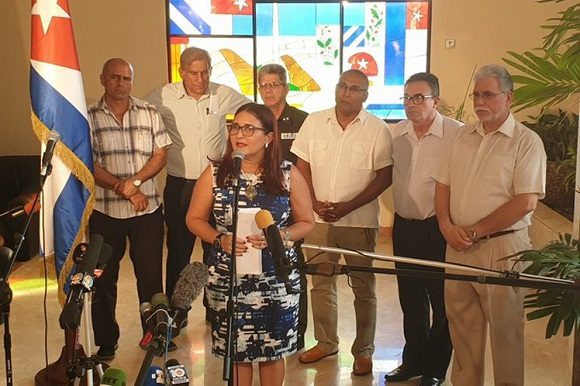 Johana Tablada junto a expertos cubanos.