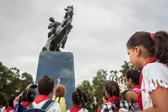 Niños cubanos observan la estatua de Martí en el parque 13 de Marzo en La Habana. Foto: René Pérez Massola/ Trabajadores. Niños cubanos observan la estatua de Martí en el parque 13 de Marzo en La Habana. Foto: René Pérez Massola/ Trabajadores.
