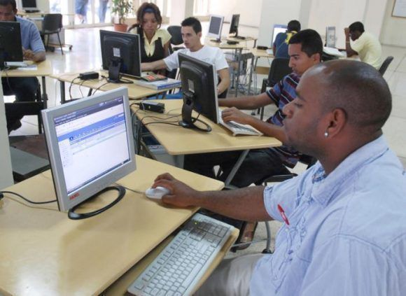 Jóvenes reciben cursos de computación. Foto: Ismael Batista.