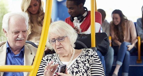 El uso de la red en las personas de entre 65 y 74 creció 11% durante el último año, en el resto de la población lo hizo en 3%. Foto: 123RF. El uso de la red en las personas de entre 65 y 74 creció 11% durante el último año, en el resto de la población lo hizo en 3%. Foto: 123RF.