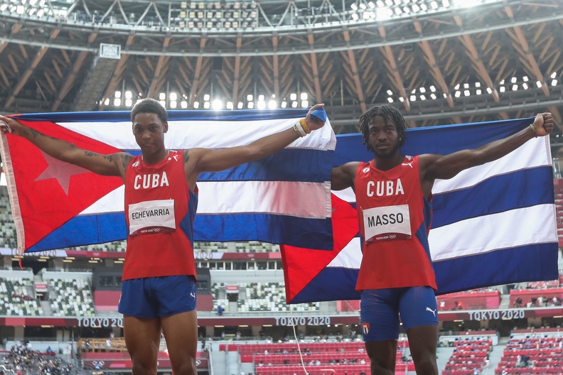  Juan Miguel Echevarría (8.41) y Maykel Massó (8.21) ganaron medalla de plata y bronce en el salto de longitud. (Roberto Morejón Rodríguez/Jit)