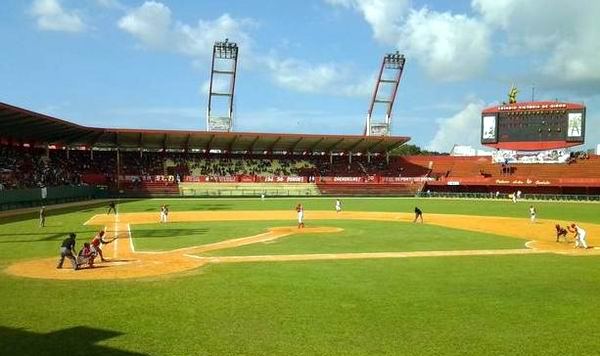 Juego de béisbol en Cuba