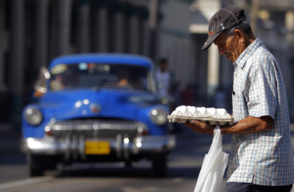 Quienes recibían pensiones inferiores a los 500 pesos son beneficiados con el incremento. Foto: Ismael Francisco/Cubadebate.