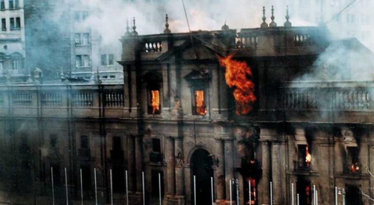 El Palacio de La Moneda en llamas, el 11 de septiembre de 1973.