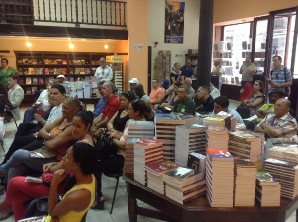 La Librería Fayad Jamís permite una interrelación entre los lectores y los autores, con el fin de promover la obra de los escritores cubanos (Foto: Maykel Paneque/ Uneac.org.cu). 
