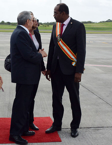 Raúl fue recibido en el aeropuerto internacional Saint John’s por el primer ministro de Antigua y Barbuda, Gaston Browne
