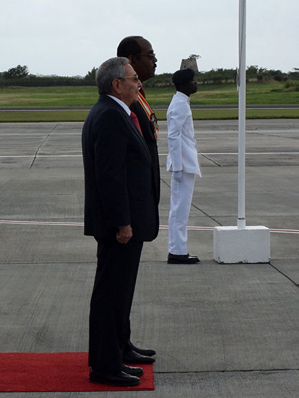 eremonia de recibimiento al General de Ejército Raúl Castro Ruz, en el Aeropuerto Internacional V.C. Bird de Antigua y Barbuda