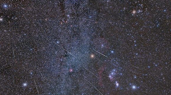 Gemínidas atravesando la zona de la constelación de Oríón, capturadas durante 4 horas la noche del máximo de esta lluvia en 2016. Foto: Celístia Pirineus.