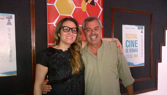 La realizadora argentina Luciana Mazza Toimil y el director general de La Colmenita Carlos Alberto Cremata