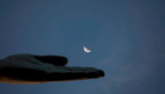 Un consejo para captar una buena foto de la superluna con el teléfono es colocar algo pequeño en primer plano. Foto: AFP