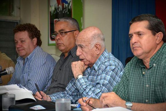 José Ramón Machado Ventura con directivos del sector azucarero de la provincia de Holguín