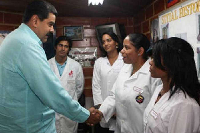 Rechaza Nicolás Maduro acusaciones contra médicos cubanos