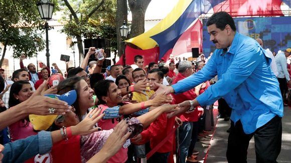 El presidente Nicolás Maduro saluda a simpatizantes en Caracas. 3 de julio de 2017. Foto: Reuters.