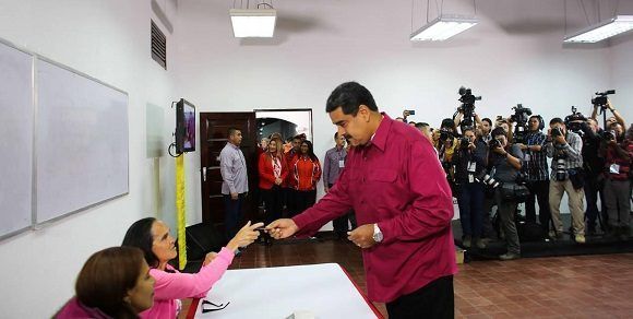 El actual mandatario y favorito en las elecciones, Nicolás Maduro Moros, ejerció en la mañana su derecho al voto. Foto: AVN.