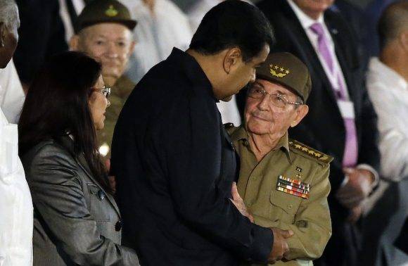 Raúl y el Presidente de Venezuela, Nicolás Maduro. Foto: Ricardo Mazalan/ AP