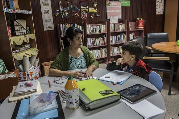 Los maestros y profesores cubanos, entre los trabajadores más beneficiados con el incremento salarial. Foto: Reno Massola/ Trabajadores.