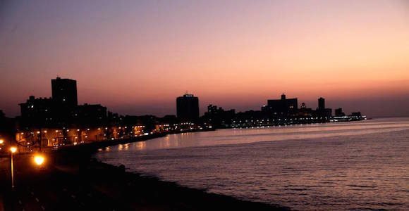 El Malecón de La Habana al caer la tarde de domingo. Foto: Ismael Francisco/ Cubadebate.