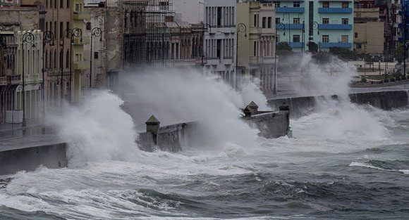 Inmensas olas golpearon al Malecón durante el paso de Irma a cientos de kilómetros del litoral norte habanero.